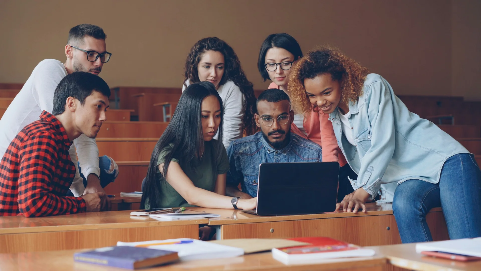 Adultos diversos aprendiendo juntos alrededor de una computadora